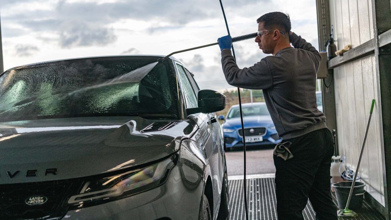 Jet washing car        